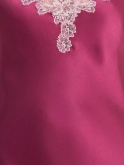 Alle Negligés|Seidenneglige^Luna di Seta 100% Seide Negligee ICONIC LACE beere von himbeer-rot mit zart-rosa Spitze