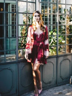 Alle Negligés|Seidenneglige^Luna di Seta 100% Seide Negligee ICONIC LACE beere von himbeer-rot mit zart-rosa Spitze