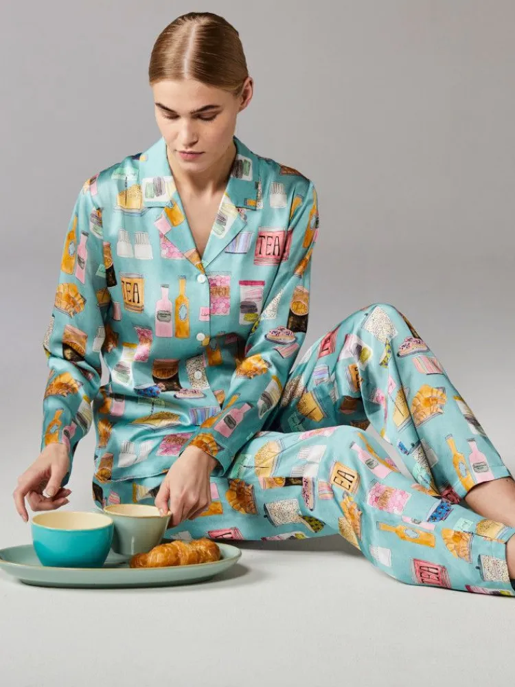 Lounge-Wear|Seidenpyjama^Eva B. Bitzer 100% Seide Pyjama TEA TIME in türkis von türkisblau mit Frühstücksdruck