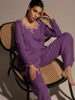Feine Pyjamas^Verdiani Feinstrick Hausanzug CARLA lila von lila mit rosa Spitze