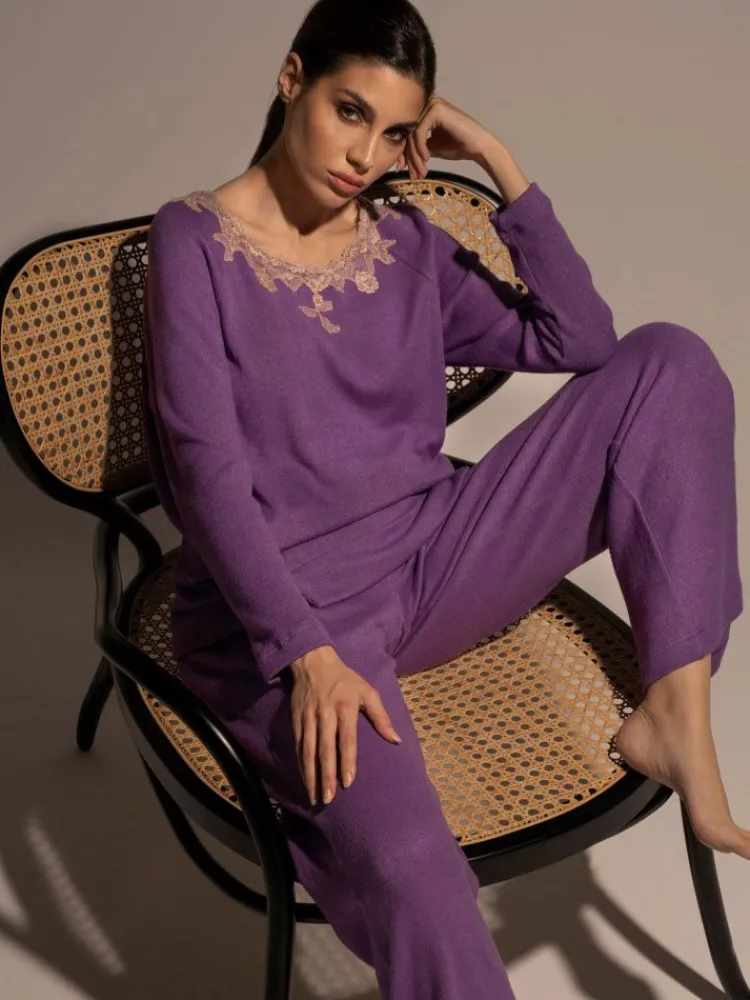 Feine Pyjamas^Verdiani Feinstrick Hausanzug CARLA lila von lila mit rosa Spitze