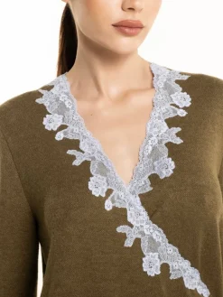 Lounge-Wear|Feine Pyjamas^Verdiani Feinstrick Hausanzug DELIA oliv von olivgrün mit weißer Spitze