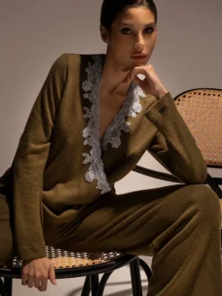 Lounge-Wear|Feine Pyjamas^Verdiani Feinstrick Hausanzug DELIA oliv von olivgrün mit weißer Spitze