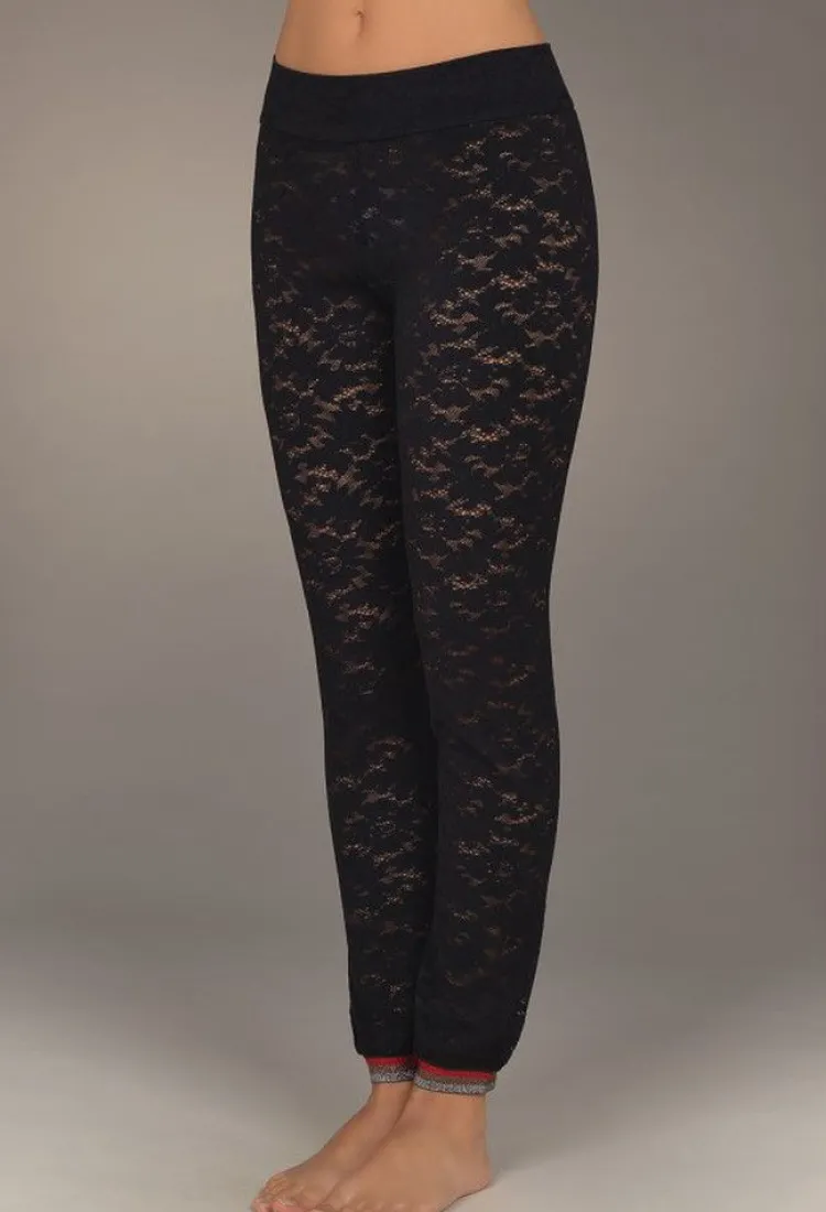 Freizeit- & Reisekleidung|Lounge-Wear^Suggest by Pain de Sucre Hose KAINA 80 aus Spitze von Suggest schwarz oder kieselgrau mit bunt gestreiften Lurex Bündchen