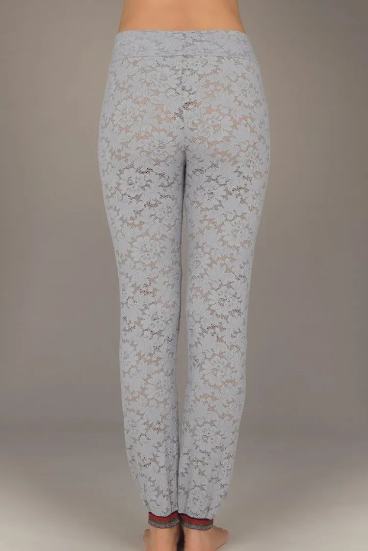 Freizeit- & Reisekleidung|Lounge-Wear^Suggest by Pain de Sucre Hose KAINA 80 aus Spitze von Suggest schwarz oder kieselgrau mit bunt gestreiften Lurex Bündchen