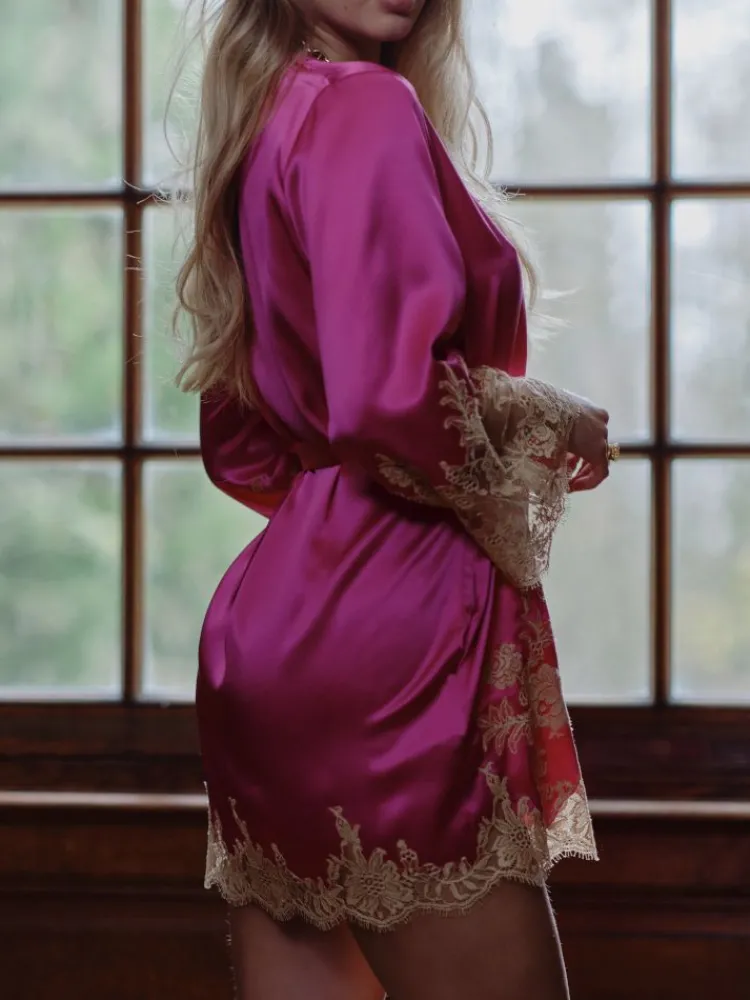 Morgenmantel Kurz|Morgenmantel Aus Satin^Marjolaine Kimono VICTORIA in pink mit Spitze von pink mit goldener Spitze