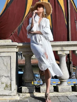 Strandkleider & Sommerkleider|Kaftan, Tunika & Pareo^Chiara Fiorini Langes Mantelkleid mit Stickerei PANNA von Stickerei in weiß auf weißem Grund