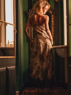 Alle Negligés|Seidenneglige^Marjolaine Langes Seidennegligé PUMA von dunkelblau oder Panther Muster mit Spitze