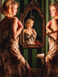 Alle Negligés|Seidenneglige^Marjolaine Langes Seidennegligé PUMA von dunkelblau oder Panther Muster mit Spitze