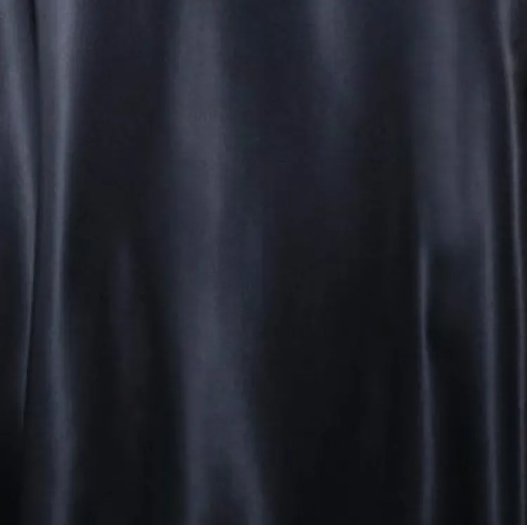 Seidennachthemd|Alle Negligés^Marjolaine Langes Seidennegligé TENTATION mit Spitze flechtengrün oder schwarz mit schwarzer Spitze