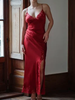 Alle Negligés|Seidenneglige^Marjolaine Langes Stretchseidennachthemd VELVET mit Spitze von in rot oder rosa/schwarz