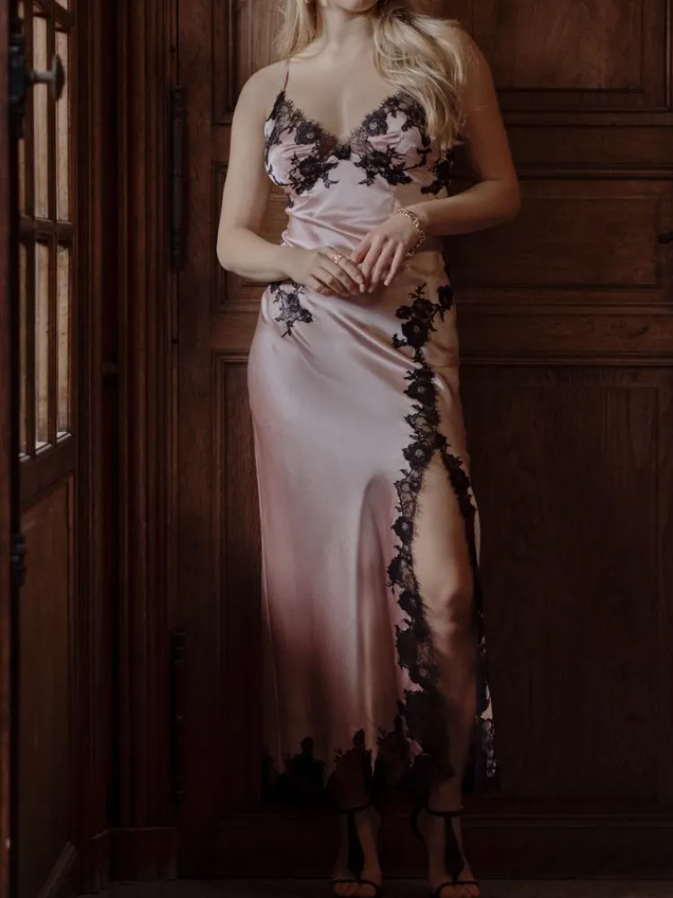 Alle Negligés|Seidenneglige^Marjolaine Langes Stretchseidennachthemd VELVET mit Spitze von in rot oder rosa/schwarz