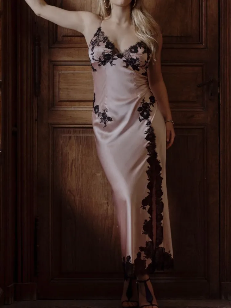 Alle Negligés|Seidenneglige^Marjolaine Langes Stretchseidennachthemd VELVET mit Spitze von in rot oder rosa/schwarz