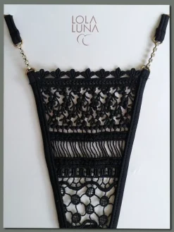 Alle Strings^Lola Luna LAST PIECE String AGHATA BLACK Größe XL schwarz-gold schwarz mit goldenen Schmuckelementen