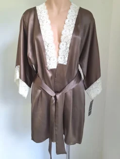 Morgenmantel Kurz|Morgenmantel Aus Satin^Sally Jones LAST PIECE Seide Kimono CHARLOTTE mokka-elfenbein Größe L / 42 von kühles espresso-braun mit elfenbein-farbener Spitze