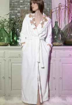 Bademantel|Hausmantel (Warm)^Marjolaine Plüsch-Hausmantel NEIGE mit Spitze von champagner-weiß oder kirschrot mit Spitze