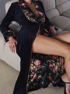 Lounge-Wear|Hausmantel (Warm)^Marjolaine Samt Morgenmantel BERNADETTE schwarz mit Seide von schwarz mit Blumenmuster