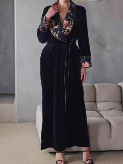 Lounge-Wear|Hausmantel (Warm)^Marjolaine Samt Morgenmantel BERNADETTE schwarz mit Seide von schwarz mit Blumenmuster
