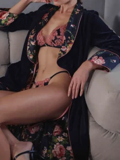 Lounge-Wear|Hausmantel (Warm)^Marjolaine Samt Morgenmantel BERNADETTE schwarz mit Seide von schwarz mit Blumenmuster