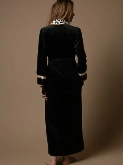 Lounge-Wear|Morgenmantel Lang^Marjolaine Samt Morgenmantel LUTHER schwarz gold mit Seide von schwarz weiß mit goldenen Details