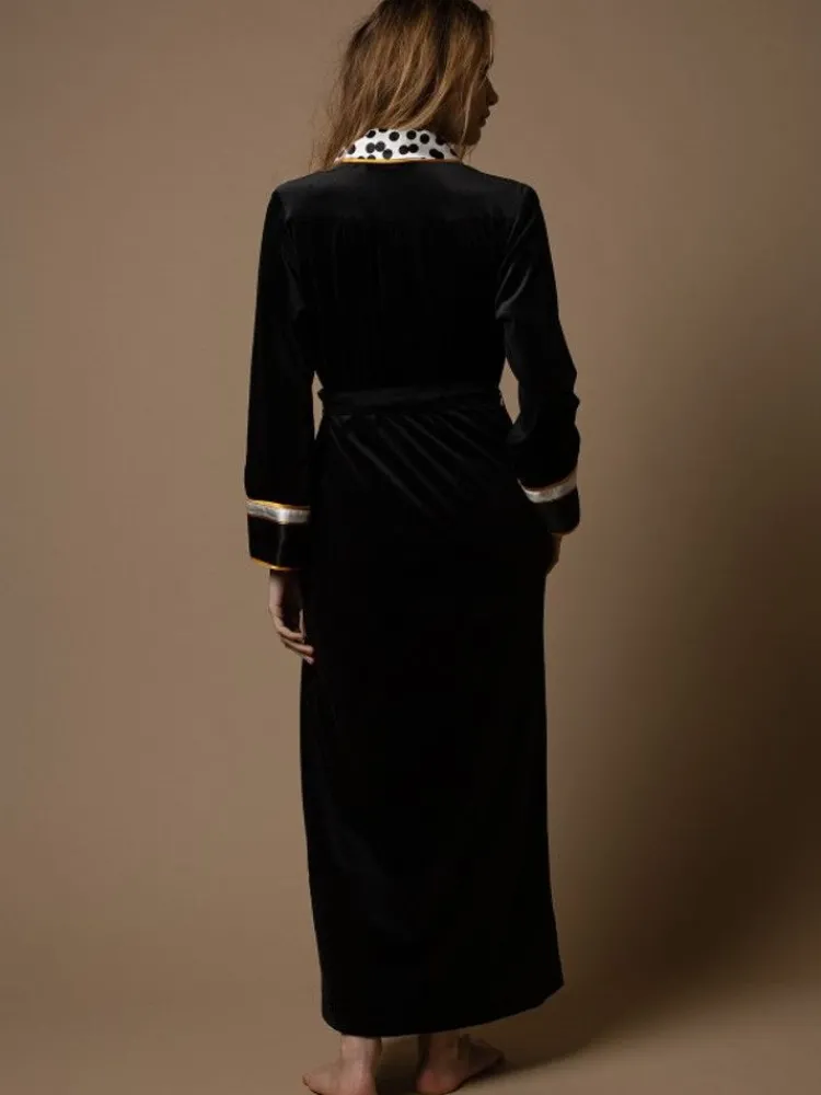 Lounge-Wear|Morgenmantel Lang^Marjolaine Samt Morgenmantel LUTHER schwarz gold mit Seide von schwarz weiß mit goldenen Details