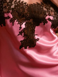 Seidenneglige^Marjolaine Seide Mini Combinette LYLOU rosa-schwarz von pinkrosa mit schwarzer Spitze