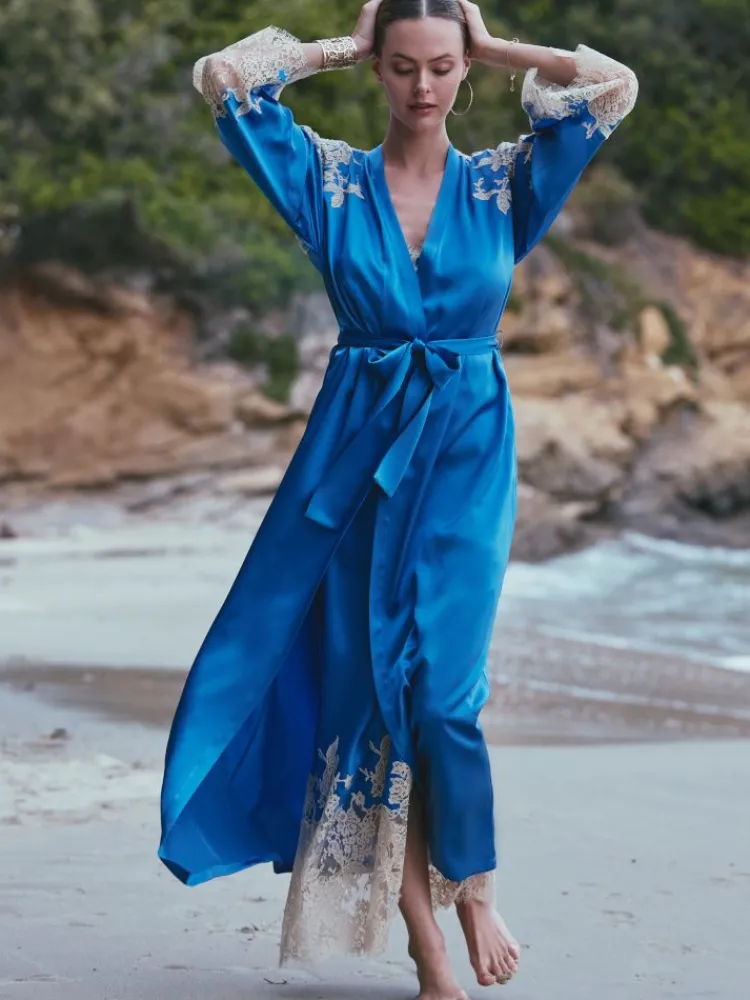 Morgenmantel Lang|Morgenmantel Aus Satin^Marjolaine Seide Morgenmantel lang APPOLINE in azurblau mit Spitze azurblau mit cremefarbener Spitze
