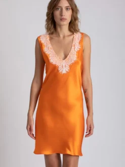 Kleider|Seidenneglige^Vivis Seide Nachthemd LESLIE mandarine orange von mandarine orange mit cremeweißer Spitze