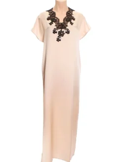 Seidenneglige|Seidennachthemd^Marjolaine Seide Nachtkleid FLAVIA lang mit Caudry Spitze von goldsand beige mit schwarzer Spitze