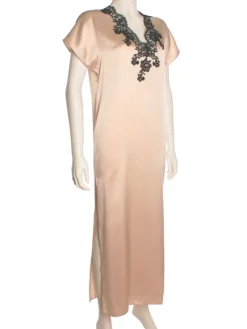 Seidenneglige|Seidennachthemd^Marjolaine Seide Nachtkleid FLAVIA lang mit Caudry Spitze von goldsand beige mit schwarzer Spitze