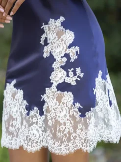 Seidenneglige|Seidennachthemd^Marjolaine Seide Negligé PEARL No. 1 kurz von beige oder blau mit Spitze