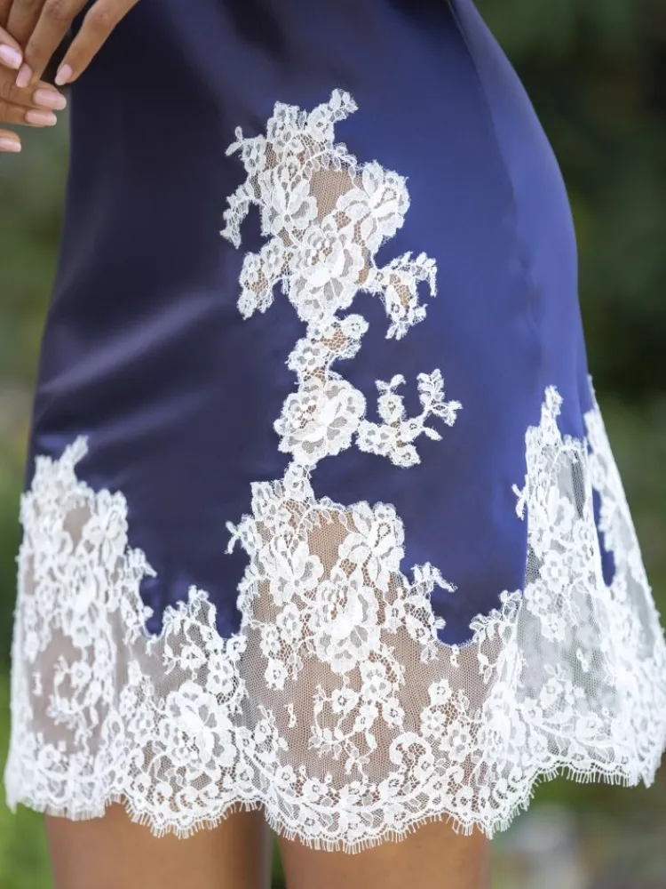 Seidenneglige|Seidennachthemd^Marjolaine Seide Negligé PEARL No. 1 kurz von beige oder blau mit Spitze