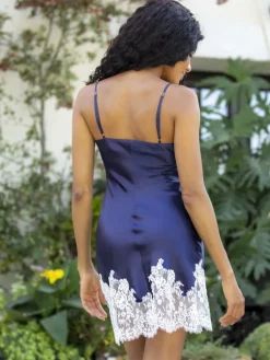 Seidenneglige|Seidennachthemd^Marjolaine Seide Negligé PEARL No. 1 kurz von beige oder blau mit Spitze