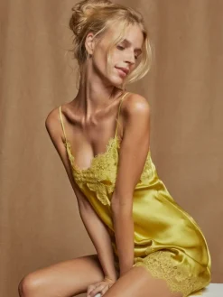Alle Negligés|Seidenneglige^Vivis Seide Neglige LUANA von grünlich gelb mit Spitze