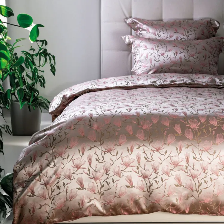 Seidenbettwäsche^Plauener Seidenweberei Seidenbettwäsche MAGNOLIA STRAWBERRY rosa geblümt Seidenweber Collection zweifarbig garngefärbt gewebt rosa und grün