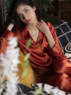 Seidenpyjama^Marjolaine Seidenpyjama NOANE BICOLORE Stretchseide ziegelrot oder dunkel olivgrün mit Zierbiesen