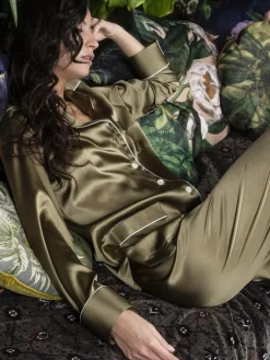 Seidenpyjama^Marjolaine Seidenpyjama NOANE BICOLORE Stretchseide ziegelrot oder dunkel olivgrün mit Zierbiesen