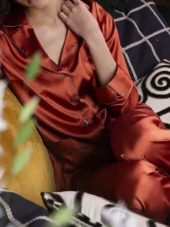 Seidenpyjama^Marjolaine Seidenpyjama NOANE BICOLORE von ziegelrot oder dunkel olivgrün mit Zierbiesen