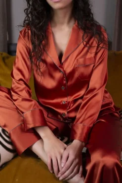 Seidenpyjama^Marjolaine Seidenpyjama NOANE BICOLORE von ziegelrot oder dunkel olivgrün mit Zierbiesen