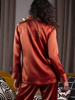 Seidenpyjama^Marjolaine Seidenpyjama NOANE BICOLORE von ziegelrot oder dunkel olivgrün mit Zierbiesen