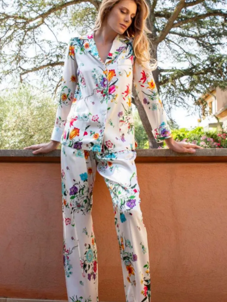 Lounge-Wear|Seidenpyjama^Marjolaine Seidenpyjama OMERINE Blumenmuster von grün bunt auf cremeweiß