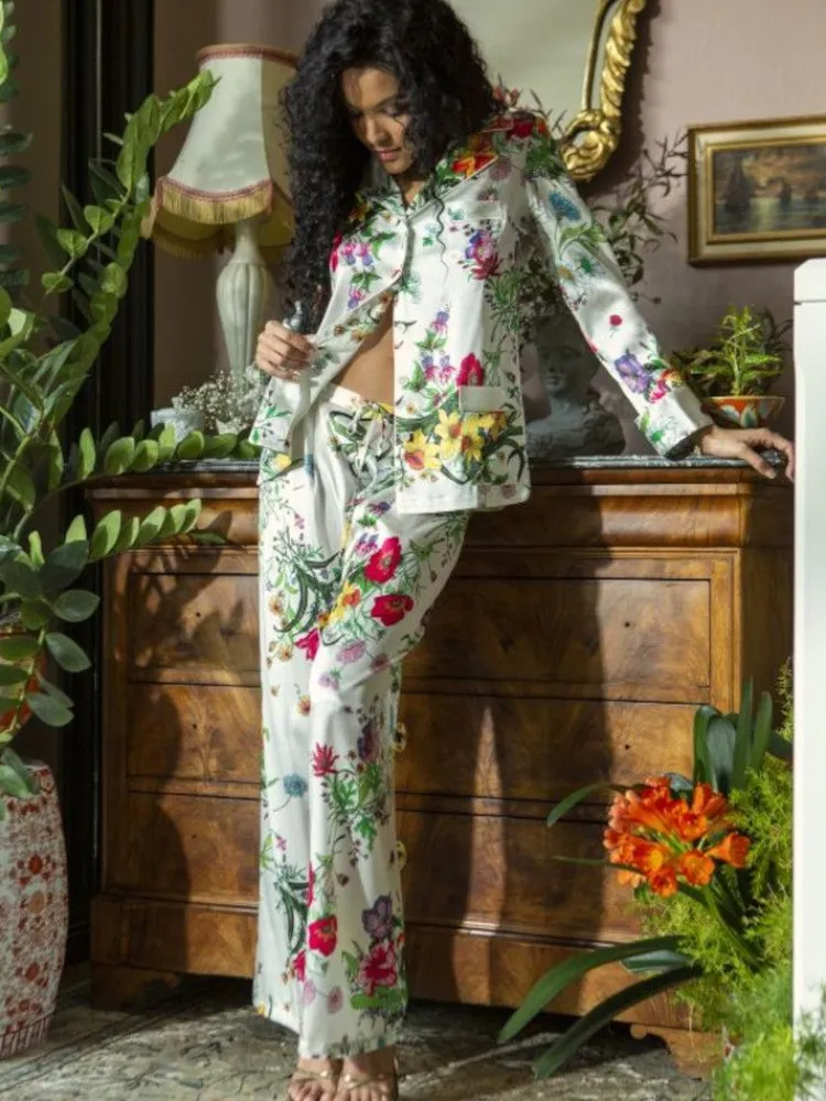 Lounge-Wear|Seidenpyjama^Marjolaine Seidenpyjama OMERINE Blumenmuster von grün bunt auf cremeweiß