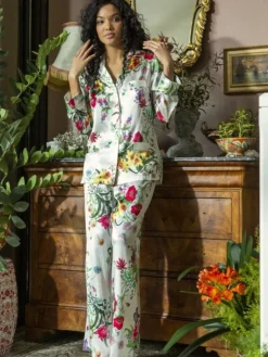 Lounge-Wear|Seidenpyjama^Marjolaine Seidenpyjama OMERINE Blumenmuster von grün bunt auf cremeweiß