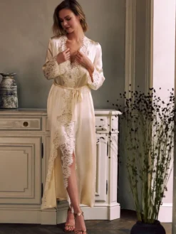 Morgenmantel Lang|Morgenmantel Mit Spitze^Marjolaine Stretchseide Morgenmantel RUBY mit Spitze von in creme oder weinrot