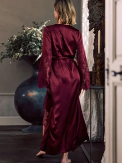 Morgenmantel Lang|Morgenmantel Mit Spitze^Marjolaine Stretchseide Morgenmantel RUBY mit Spitze von in creme oder weinrot