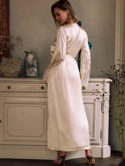 Morgenmantel Lang|Morgenmantel Mit Spitze^Marjolaine Stretchseide Morgenmantel RUBY mit Spitze von in creme oder weinrot