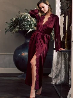 Morgenmantel Lang|Morgenmantel Mit Spitze^Marjolaine Stretchseide Morgenmantel RUBY mit Spitze von in creme oder weinrot