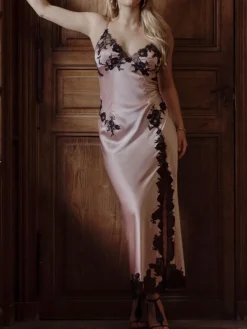 Alle Negligés|Seidenneglige^Marjolaine Stretchseidenneglige VELVET in lang von in rot oder rosa/schwarz