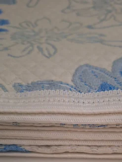 Matratzenschoner|Spannbettlaken & Betttücher^Webschatz Tagesdecke oder Kissenbezug Blütentraum von bleu oder himbeer mit cremeweiss