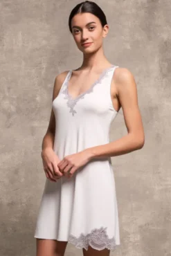 Edle Nachthemden^Paladini Träger Nachthemd PEPE in weiss mit Spitze von weiss mit silbergrauer Spitze